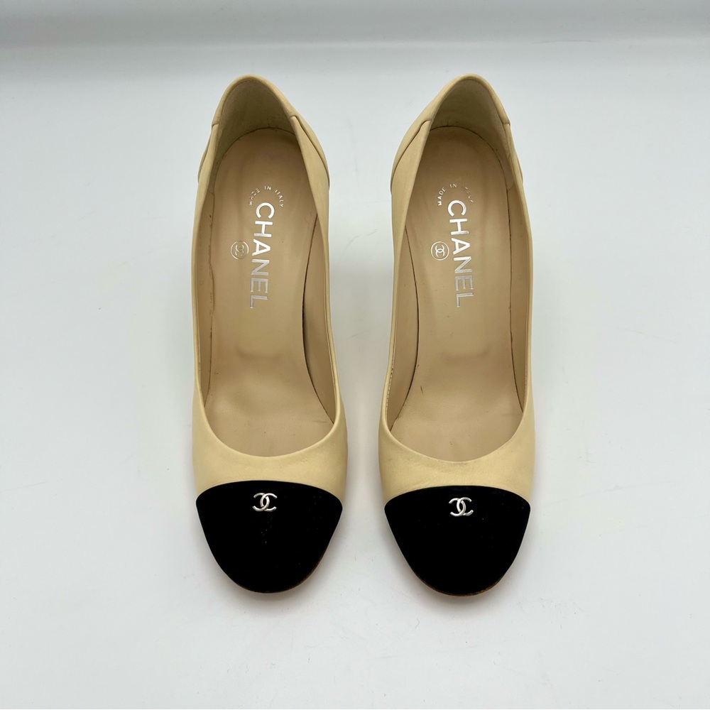 Chanel high heels pumps Escarpins shoes.  Size 38 / 7. Color beige and black.